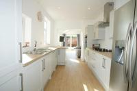 Modern 4 bed house near city centre/Chester Zoo - B&B