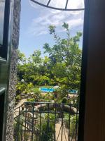 Dreibettzimmer mit Poolblick