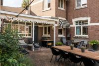 VillaEnzo - ELEGANT HERENHUIS - 14P - 6SLPK - SAUNA - INFRAR CABINE - OFYR BBQ - 15MIN Maastricht - Chambres d'hôtes Zussen