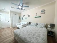 Private Suite with Private Gym&Patio, Minutes to Beaches, Up to 4 Guests - B&B Largo