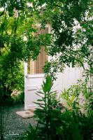 Zimmer mit Queensize-Bett und Gartenblick