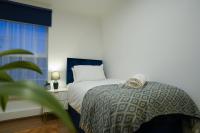 Enfield North London Charming 3-BDR Apartment - Parking - Chambres d'hôtes Londres