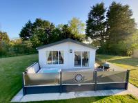 The Retreat 22 - Hot Tub Lodge, pet friendly, WiFi - Golden Palm Resort - Meadow Lakes Caravan & Lodge Hire - B&B Skegness