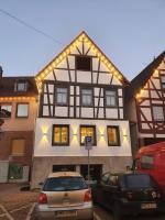 Best Central Apartment - am Marktplatz - Up to 5 - Next to Frankfurt and Hanau - Coffee and Snacks - Netflix, Prime, Disney - Chambres d'hôtes Nidderau