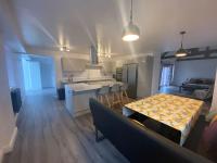 B&B Burn - Spacious 4 bedroom, 4 bathroom barn conversion home with private garden and free parking - Bed and Breakfast Burn