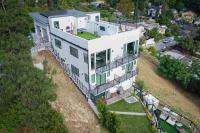 Luxury retreat with rooftop, hot tub & views - Ferienwohnung