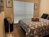 B&B Fresno - Select Luxurious 1 Room 1 king-sized Bed in Fresno Texas - Bed and Breakfast Fresno