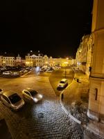 Romantické studio v podkroví na Velkém náměstí, Wi-Fi - B&B Hradec Králové