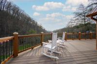 B&B Sevierville - Secluded Cabin / Stunning Mtn View / Paved Drive - Bed and Breakfast Sevierville