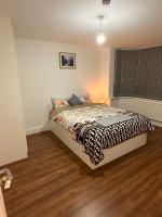 Lovely Hillingdon Family Holiday Home - 6 bedrooms - Chambres d'hôtes Ickenham