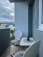 2-Bedroom Apartment with Balcony and Free Parking - B&B