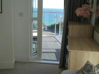 Seaview West Coast - Exceptional - 2 Bedrooms Sleeps 5 -Stunning Sea Views - 500 metres to Beach - Chambres d'hôtes Bournemouth