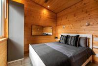 B&B Sooke - 1-bedroom knotty Pine cabin w sauna & jacuzzi - Bed and Breakfast Sooke