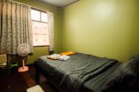 Zimmer mit Queensize-Bett und Gemeinschaftsbad