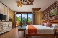 Zimmer mit Kingsize-Bett und Poolblick