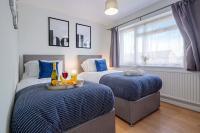 5 Bedroom Detached House - Close to City Centre - Sleeps up to 10 guests with Free Parking, Fast Wifi, SmartTVs and Large Garden by Yoko Property - B&B Milton Keynes