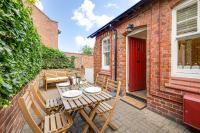 Hidden Gem Hideaway w/ Free Parking - B&B Hough Green