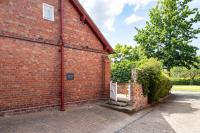 Hidden Gem Hideaway w/ Free Parking - B&B Hough Green