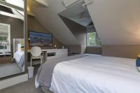 Suite mit 1 Schlafzimmer mit Queensize-Bett und Schlafsofa.