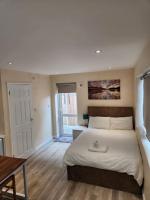 Beautiful private en-suite room with its own entry - B&B