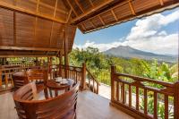 Habitación con cama extragrande y vistas a la montaña