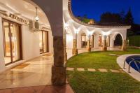 SUMMER OFFERS! Fabulous Luxury Villa near the Beach Sleeps 8 - B&B