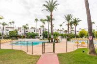 Increíble bajo con jardín primera línea playa - Chambres d'hôtes Estepona