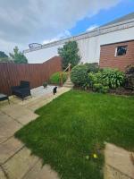 Entire 2 Bedroom House Modern Stylish Luxury - Bed and Breakfast