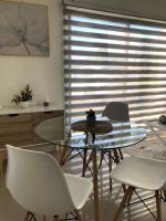 Departamento Los Canelos, a metros de Avenida Las Industrias- Incluye, NETFLIX DirecTV aire acondicionado, Internet - Chambres d'hôtes Los Ángeles