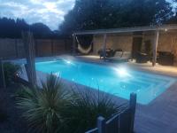 Logement cosy avec piscine et jacuzzi privatifs 4 étoiles - Ferienwohnung