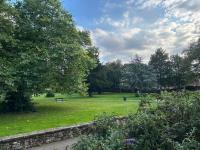 Park View is a beautiful whole entire house close to town centre, sleeps 8 in 4 rooms, 2 doubles and 4 single beds with 2 shower rooms, available for holidays, insurance stays, trades people, contractors, pets welcome - Ferienwohnung