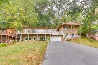 Peaceful Riverfront Retreat with Yoga and Art Studio!