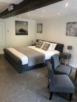 Habitación con cama extragrande.