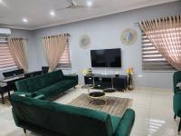 Exclusive 3-Bed House in Tema C25 At The Greens - Ferienwohnung Tema