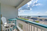 Family Beach Retreat w/ Pool & Views in Galveston - Chambres d'hôtes Galveston