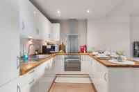Central Whitechapel - Steps from Station & Sights! - B&B London