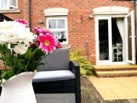 Stylish Village Townhouse w/ Parking – Near Leeds & York - Chambres d'hôtes Leeds