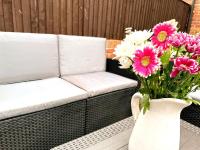 Stylish Village Townhouse w/ Parking – Near Leeds & York - Chambres d'hôtes Leeds
