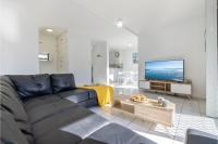 Villa Ellisa, 1 10 Columbia Cl -ground floor unit with beautiful water views & across from the water - B&B Nelson Bay