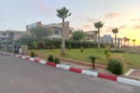 Maison de luxe dans une résidence fermée avec Piscine communautaire & Free Parking,NR 63 à Marina - Chambres d'hôtes Saidia