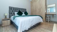 Habitación con cama extragrande y vistas al jardín