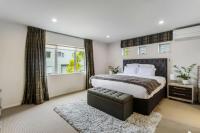 B&B Auckland - Contemporary Browns Bay Haven with Fabulous Patio - Bed and Breakfast Auckland