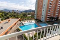 Apto a 10 min da Vila Germânica, dois quartos, salas de estar e jantar, cozinha completa, sacada com churrasqueira, Wi-Fi, Piscina, academia, mercadinho 24 horas e Vaga de garagem - B&B Blumenau