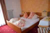 Budget Doppelzimmer mit Balkon und Straßenblick