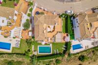 Villa con piscina climatizada y vistas al Golf - B&B Estepona