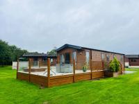 B&B Malton - Meadows Lodge with Hot Tub - Bed and Breakfast Malton