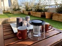 Spacious and Sunkissed 3BR & 2 Bathrooms Apartment - Chambres d’hôtes Athènes