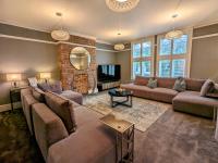 Robert Bolt House, Free Parking, 1 Minute to Metrolink - B&B Sale