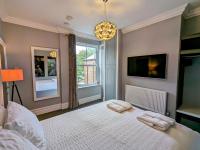 Robert Bolt House, Free Parking, 1 Minute to Metrolink - B&B Sale