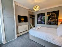 Robert Bolt House, Free Parking, 1 Minute to Metrolink - B&B Sale